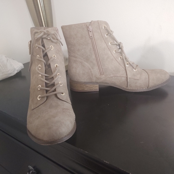 Guess Boots - SOLD - Picture 2 of 4